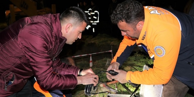 Burdur'da kuyuya düşen köpek 12 saatlik çalışmayla kurtarıldı