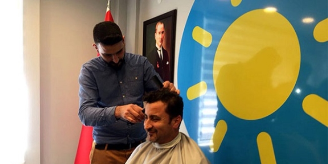 Kansere dikkat çekmek için parti binasında saçlarını kestirdi