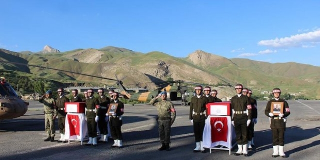 Hakkari'de şehitler için tören düzenlendi