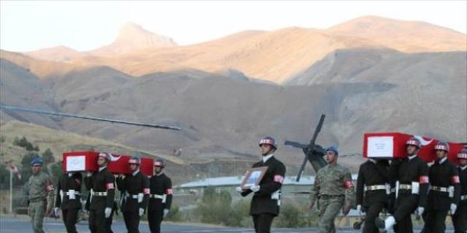 Çukurca'da şehit olan 2 asker için tören düzenlendi