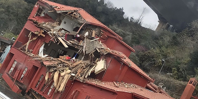İstanbul'da dümeni kilitlenen gemi, yalıya çarptı