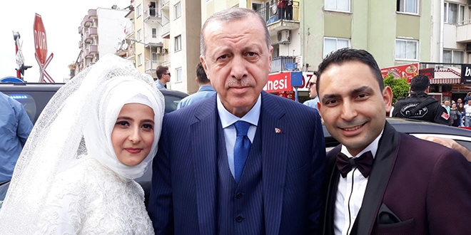 Erdoğan, yolunu kesen geline bilezik hediye etti