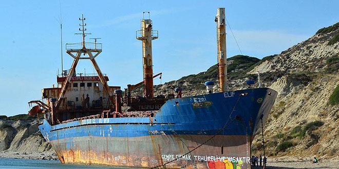 Bozcaada'nın 'davetsiz misafiri' sökülmeye başlandı