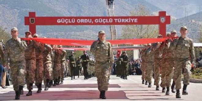 Askerler tören alanına dev Türk bayrağıyla geldi