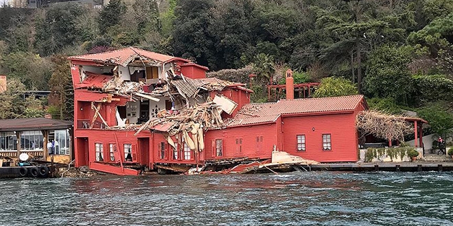 Boğazın tarihi yalısı artık yaralı