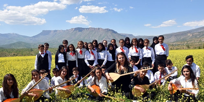 Öğrencilerden Irak sınırında konser verdi