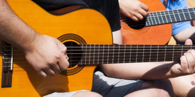 'Toplu gitar çalma' dünya rekoru denemesi