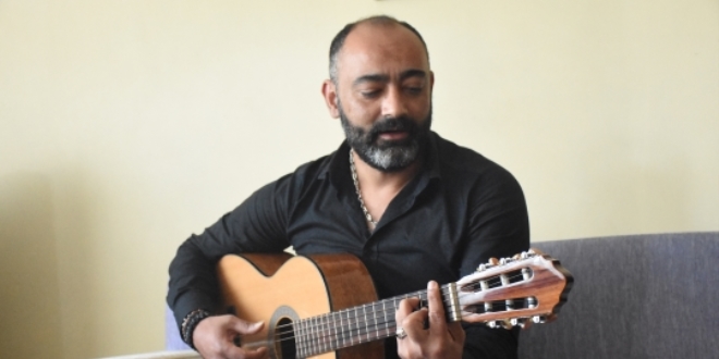 Müzisyen polisin günü telsiz ve gitarla geçiyor
