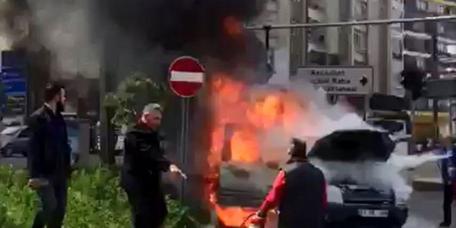 Seyir halindeki araç yandı, sürücü canını zor kurtardı