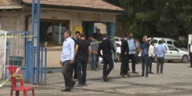Kasaplar birbirini silahla yaraladı