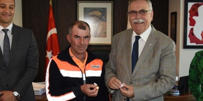 Türk bayrağını çöpten alan işçi ödüllendirildi