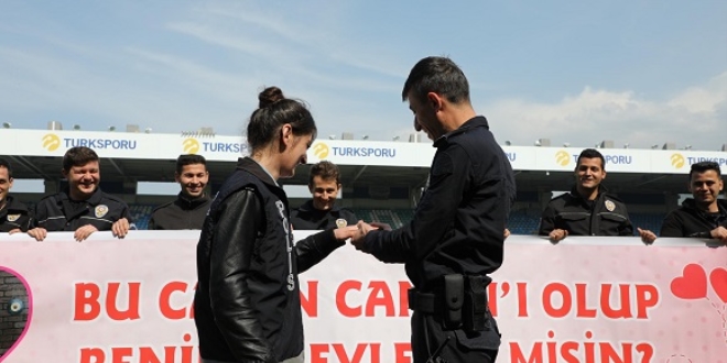 Komiser yardmcs, Polis Haftas etkinliinde evlenme teklifi etti