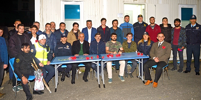 Öğrencilerden nöbet tutan polislere çorba ikramı