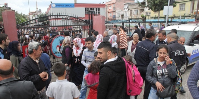 Ortaokul öğrencisi müdür yardımcısını bıçakladı