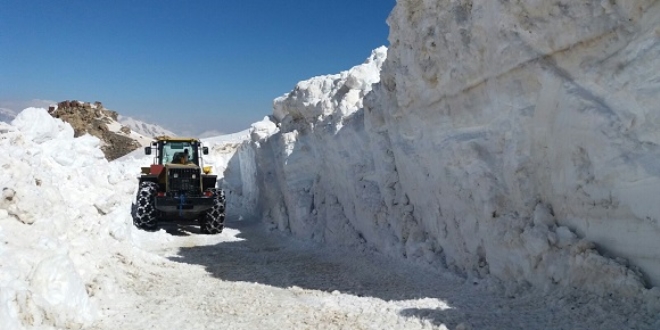 Hakkari'de bahar ayında karla mücadele devam ediyor
