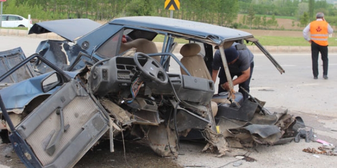 İkiye bölünen otomobilin sürücüsü ağır yaralandı