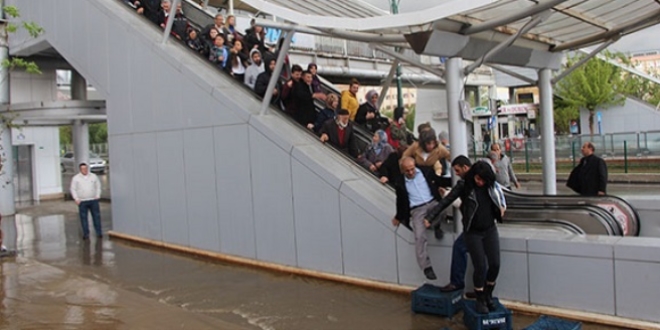 Yol g�le d�n�nce �st ge�itte mahsur kald�lar