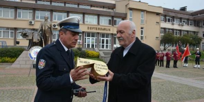 Trafik polisine 'altın düdük' hediye edildi