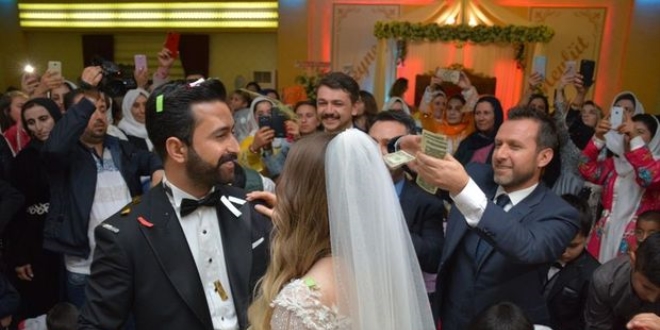Şanlıurfa'da aşiret düğününde dolar yağmuru