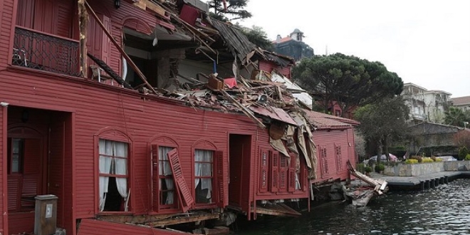 Tankerin �arpt��� yal�n�n y�k�lma riski var