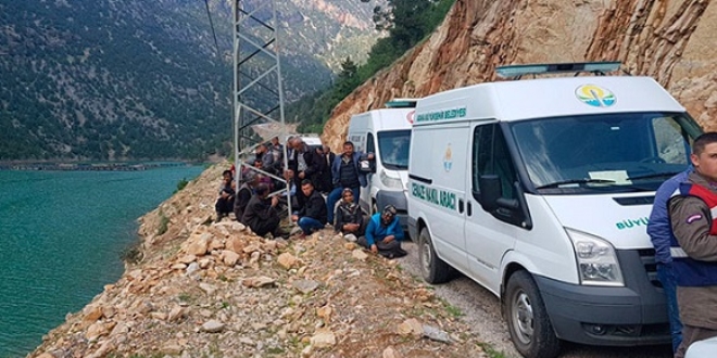 4 ki�inin oldu�u otomobil baraja u�tu ihbar�