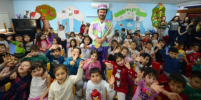 Türkü sevdasıyla 'müzisyen palyaço' oldu