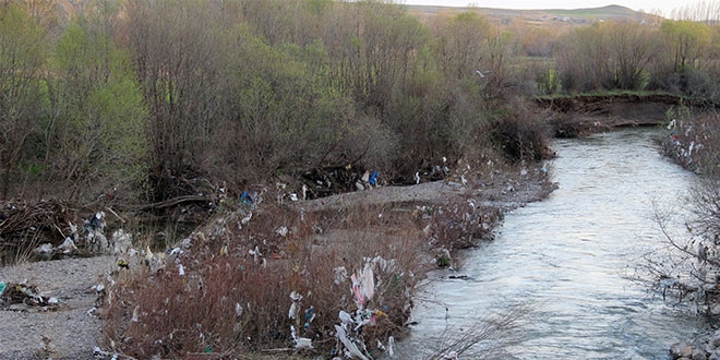 Sular �ekilince �evre kirlili�i ortaya ��kt�