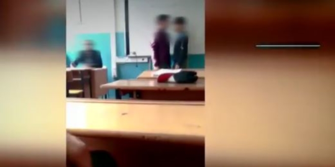 Öğretmen sınıfta iki öğrenciyi kavga ettirdi