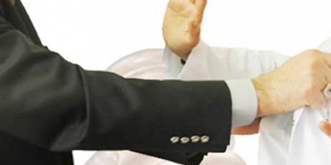 Doktor, görevi başında tehdit edilip, rehin alındı
