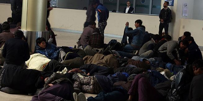 �zmir'de 324 ka�ak g��men s�n�r d��� edildi