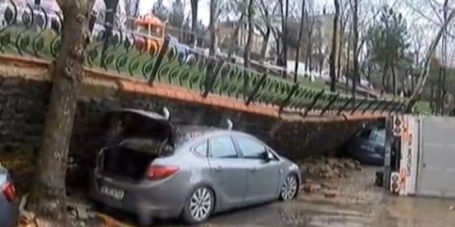 İstanbul'da istinad duvarı çöktü, 5 araç duvar altında kaldı