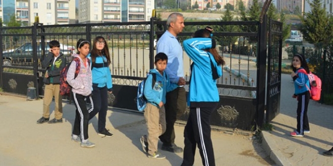 Deh�etin ya�and��� okulda veliler tedirgin