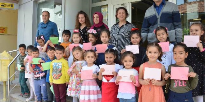 Minik ��renciler 'hi� �lmeyin' yazd�klar� mektuplar� Mehmet�ik'e g�nderdi