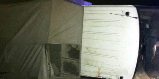 K�tahya'da elektrik panosu y�kl� kamyonet devrildi: 1 �l�, 2 yaral�