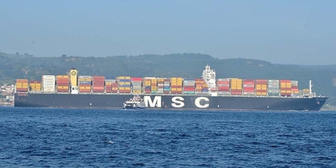 Dev konteyner gemisi Çanakkale Boğazı'ndan geçti