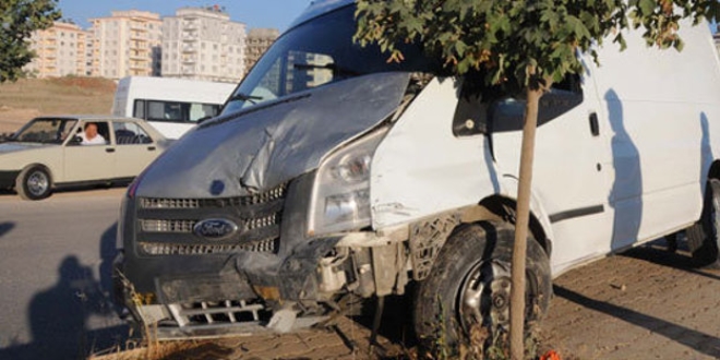Minibüs otomobille çarpıştı: 3'ü çocuk 6 yaralı