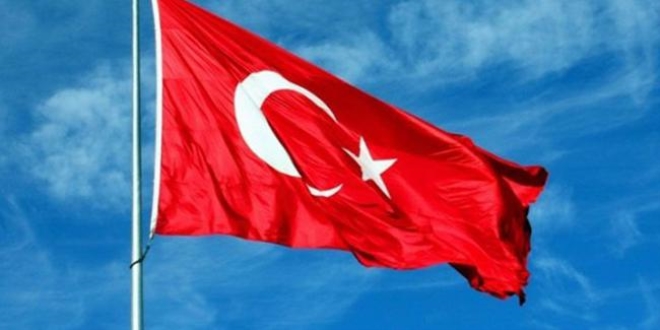 İzmir'de iş yerinde asılı Türk bayrağına saldırı