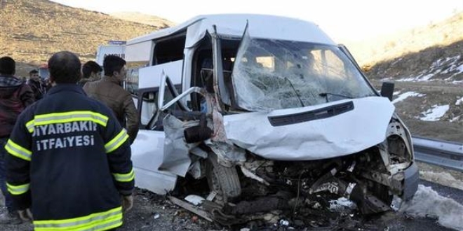 Diyarbakır'da feci kaza: 2 ölü, 13 yaralı