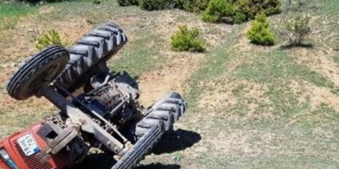 Pikniğe giden liselilerin traktörü devrildi: 1 ölü, 3 yaralı