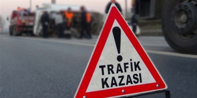 Otomobil tur otobüsüne çarptı: 4 ölü, 1 yaralı