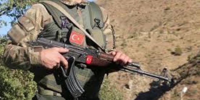 N�bet s�ras�nda silah� ate� alan asker hayat�n� kaybetti