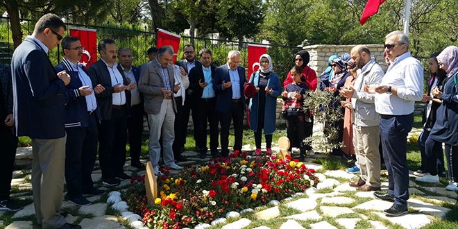Bakan yard�mc�lar�ndan Afrin �ehidinin kabrine ziyaret