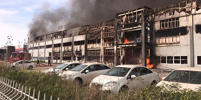 Sakarya'da mobilya fabrikas�nda yang�n