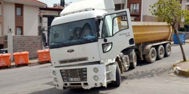 Motosikletle hafriyat kamyonu çarpıştı: 2 öğrenci yaralı