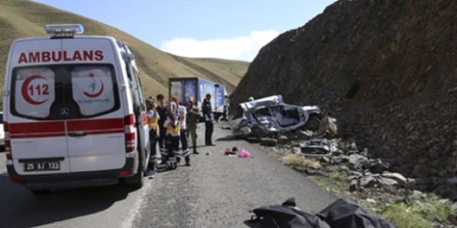 Erzurum'da otomobil arampole devrildi: 3 l