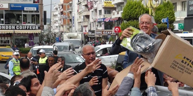 Trafik sorununa ilginç çözüm izdiham oluşturdu