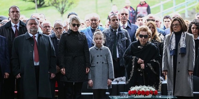 8. Cumhurba�kan� �zal an�tmezar� ba��nda an�ld�