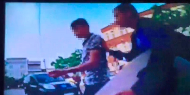 Ortaokul ��rencilerinin b��akl� omuz atma kavgas�: 1 yaral�