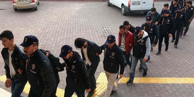 Banka m��terilerinin hesaplar�n� bo�altan �eteye operasyon: 17 g�zalt�