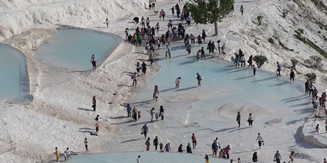 Pamukkale'yi 2 saate 7 bin kişi ziyaret etti